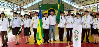 Cleyton Bento, vice-prefeito da atual gestão e prefeito eleito, destaca compromisso com a educação na entrega do alamar ao CEPMG José Silva Oliveira