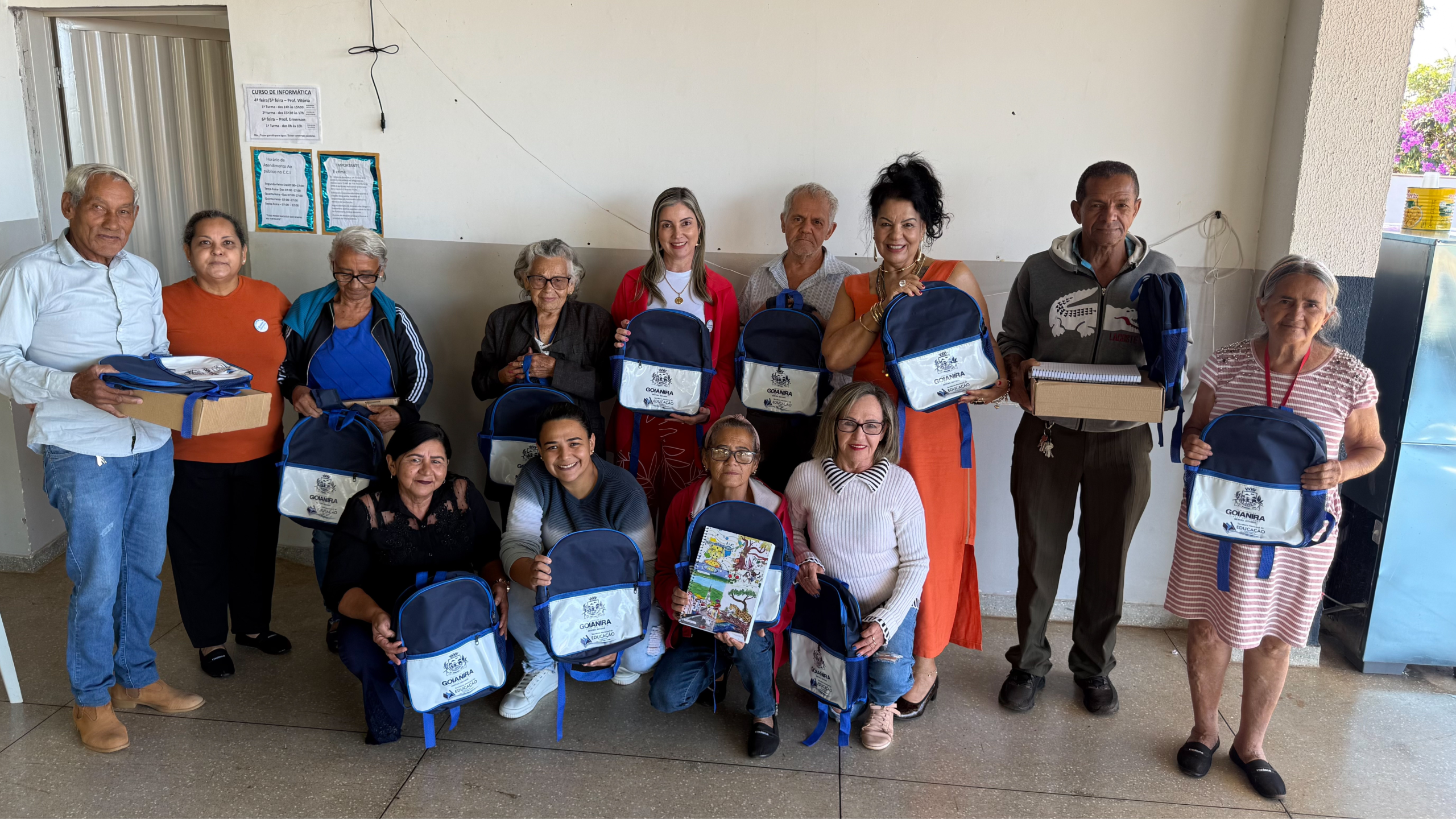 Primeira-dama participa da entrega de kits para alfabetização de idosos no CCI